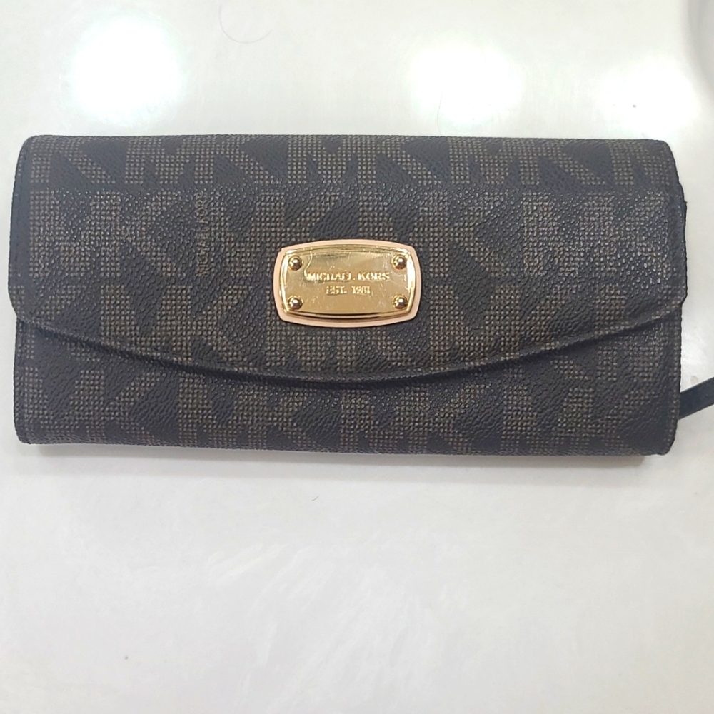 Like new  MICHAEL KORS brown wallet